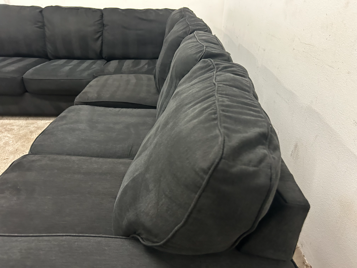 Beautiful Refurbished 🧼 Ashley's Sectional Couch - Delivery Available!