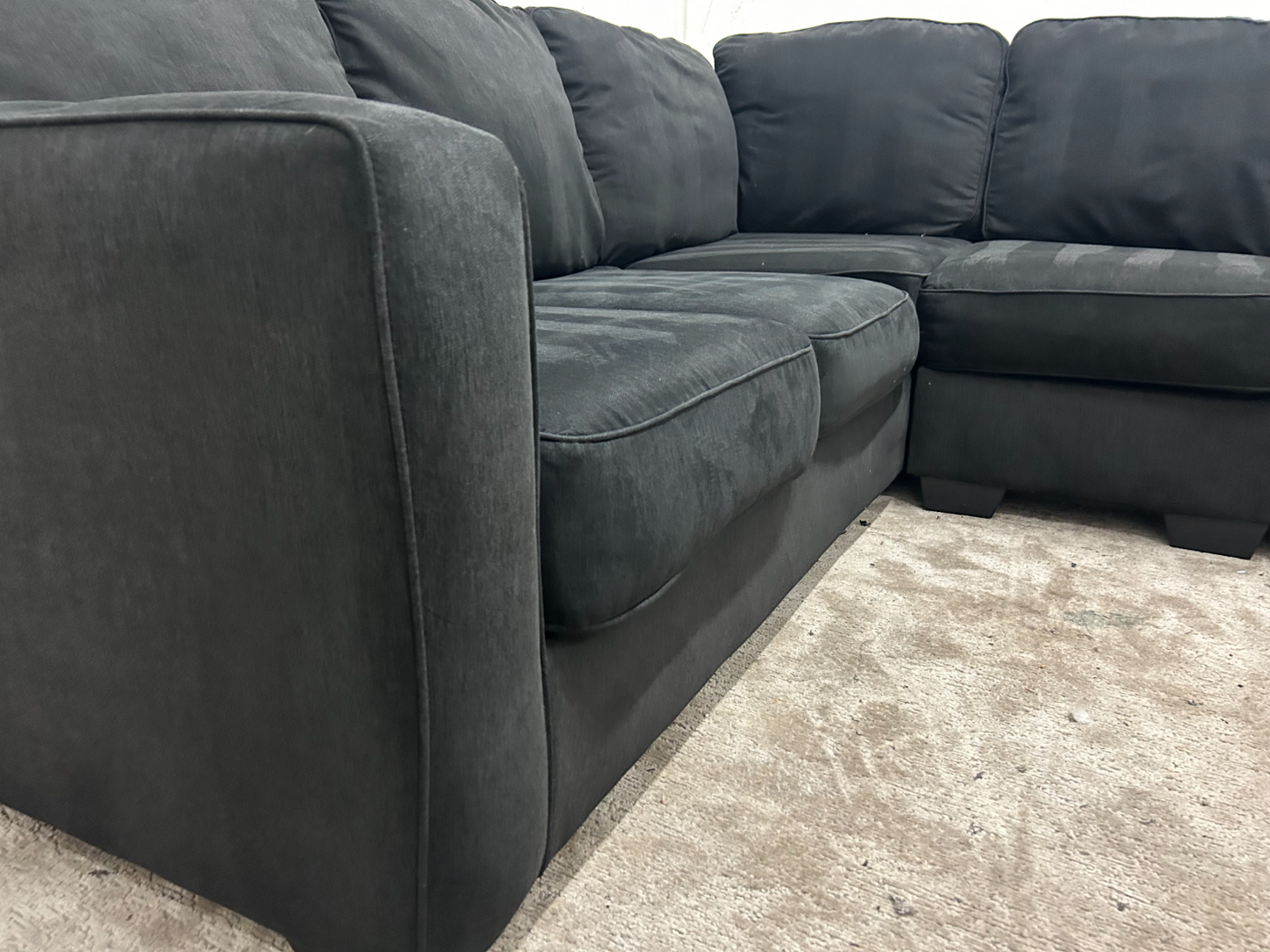 Beautiful Refurbished 🧼 Ashley's Sectional Couch - Delivery Available!